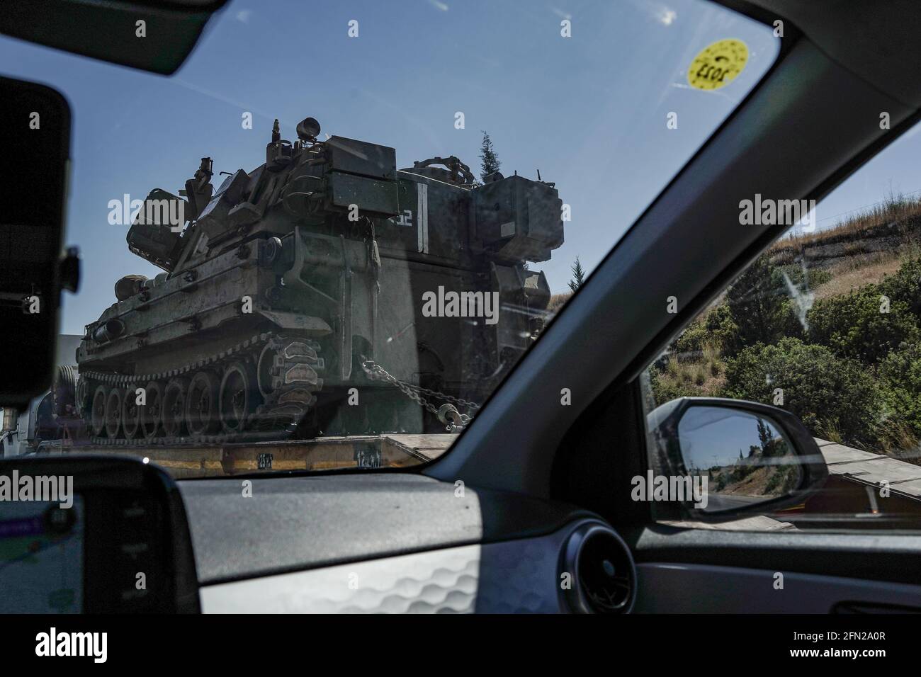 Autoroute 6, Israël. 13 mai 2021. Les forces de défense israéliennes mobilisent des véhicules de combat blindés vers le sud, vers la frontière de la bande de Gaza, sur la route 6, en allouant main-d'œuvre et ressources pour poursuivre la guerre dans l'opération militaire du Guardian of the Walls d'Israël à Gaza. L'opération, qui est maintenant en ce 4ème jour, a commencé à la suite d'un salvo de roquettes tirées par le groupe terroriste du Hamas de Gaza vers Jérusalem. Crédit : NIR Amon/Alamy Live News Banque D'Images