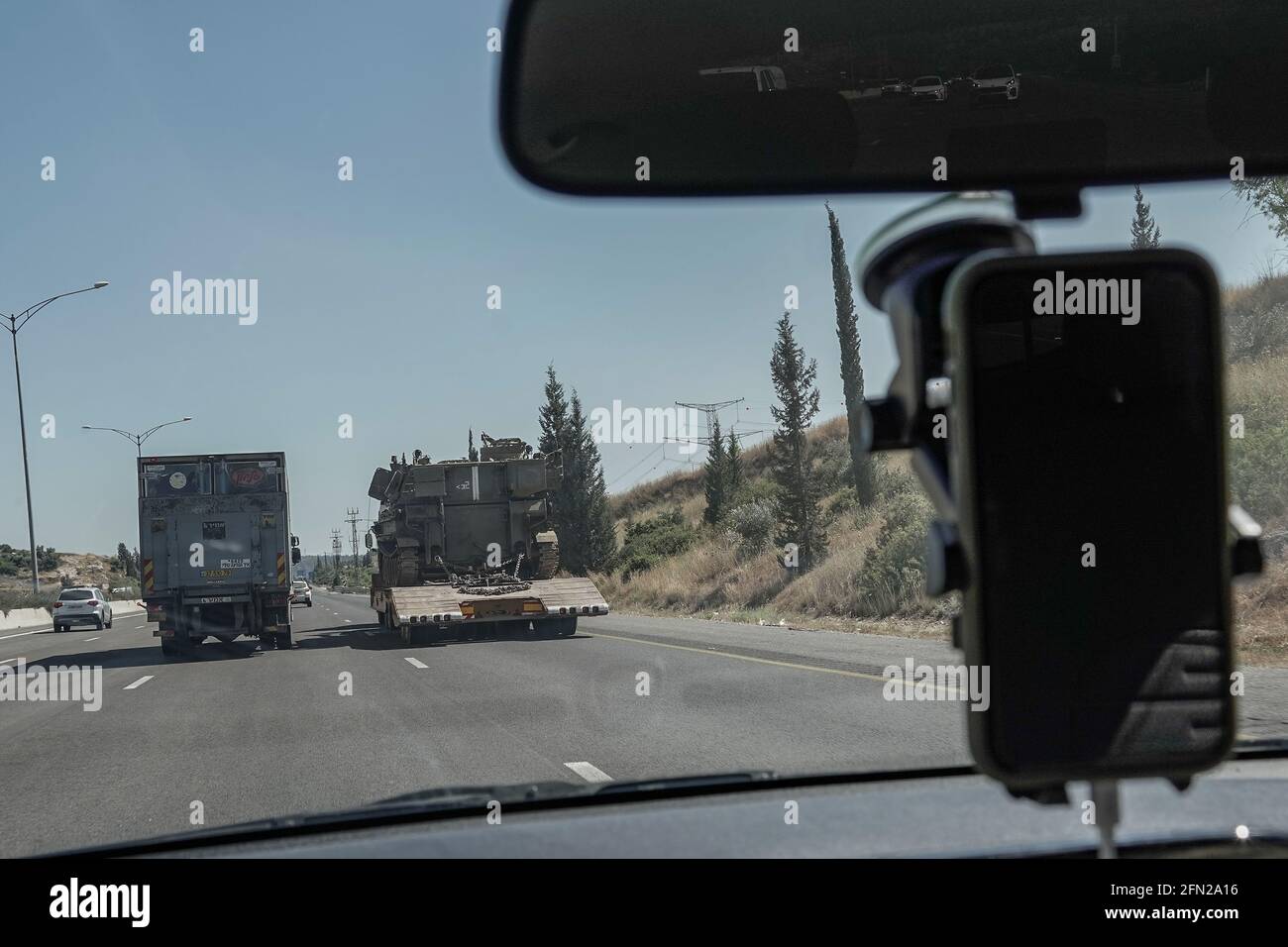 Autoroute 6, Israël. 13 mai 2021. Les forces de défense israéliennes mobilisent des véhicules de combat blindés vers le sud, vers la frontière de la bande de Gaza, sur la route 6, en allouant main-d'œuvre et ressources pour poursuivre la guerre dans l'opération militaire du Guardian of the Walls d'Israël à Gaza. L'opération, qui est maintenant en ce 4ème jour, a commencé à la suite d'un salvo de roquettes tirées par le groupe terroriste du Hamas de Gaza vers Jérusalem. Crédit : NIR Amon/Alamy Live News Banque D'Images