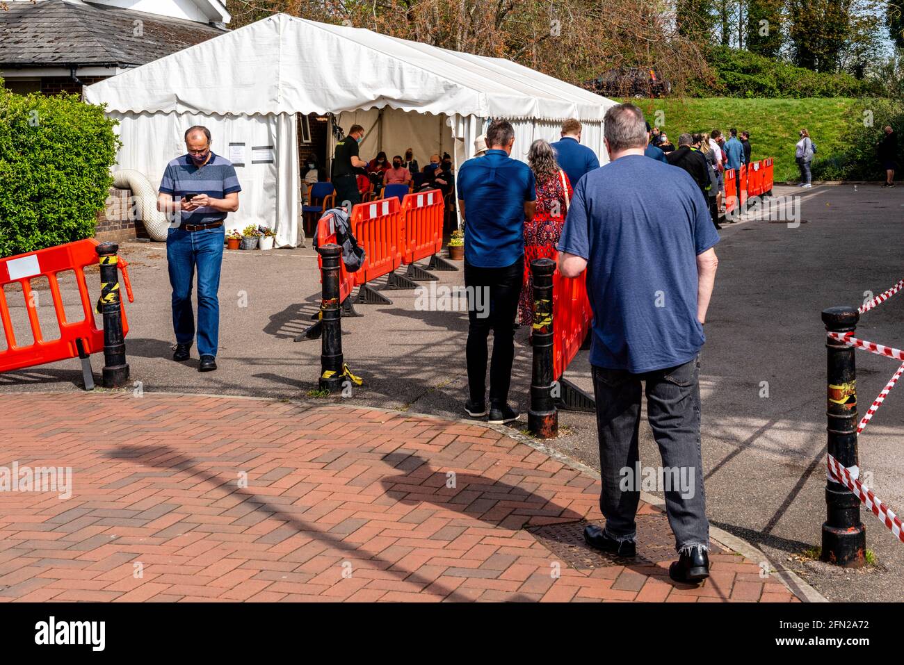 Les populations locales font la queue devant UNE chirurgie pour une vaccination Covid, Lewes, East Sussex, Royaume-Uni. Banque D'Images