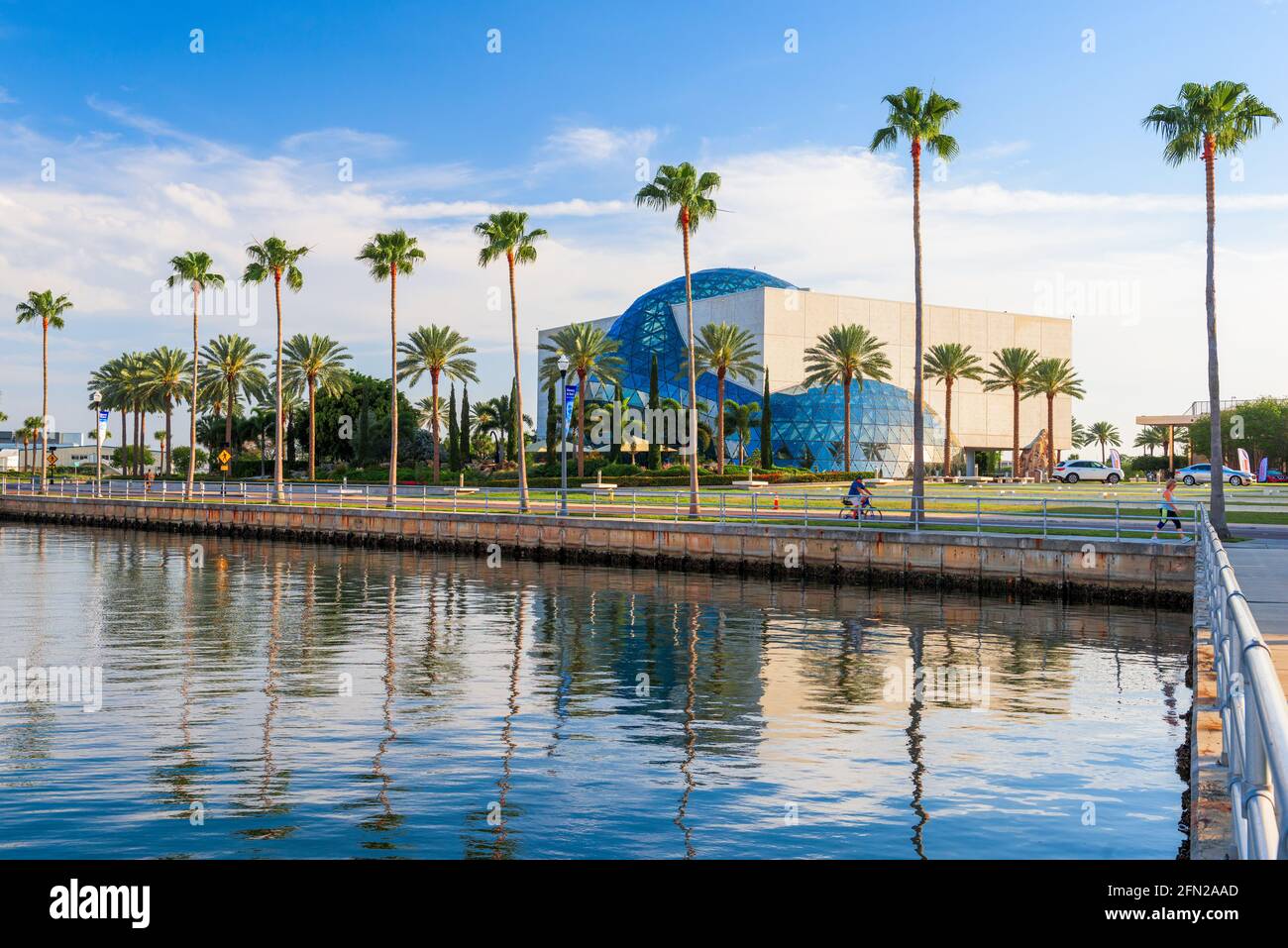 ST. PETERSBURG, FLORIDE - 6 avril 2016 : l'extérieur de la musée de Salvador Dali. Le musée abrite la plus grande collection de Dali's travailler en dehors de l'Europe. Banque D'Images