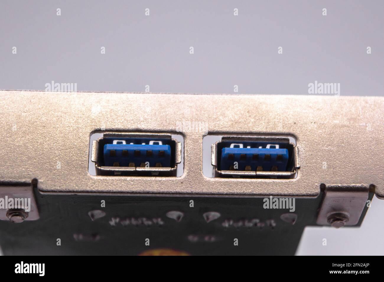 Carte d'extension PCI-E vers USB 3.0 de l'ordinateur sur fond blanc. Carte PCI-Express pour connecteurs USB 3.0 supplémentaire, isolée sur fond blanc. Banque D'Images