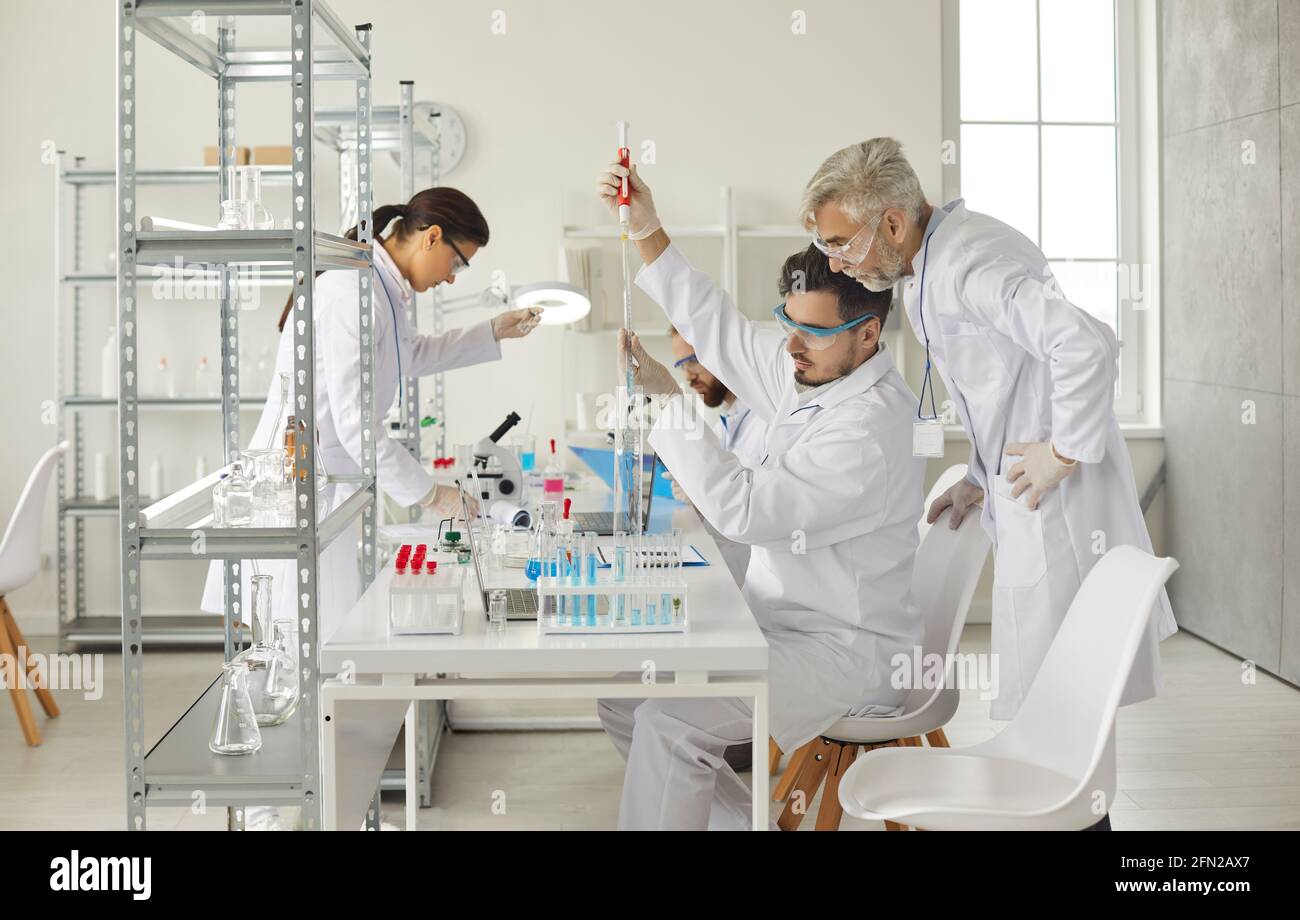 Groupe de scientifiques médicaux professionnels travaillant dans un laboratoire de chimie moderne Banque D'Images