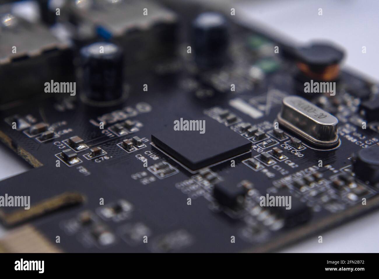 Carte d'extension PCI-E vers USB 3.0 de l'ordinateur sur fond blanc. Carte PCI-Express pour connecteurs USB 3.0 supplémentaire, isolée sur fond blanc. Banque D'Images