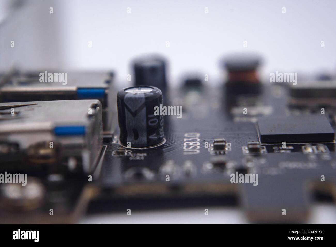 Carte d'extension PCI-E vers USB 3.0 de l'ordinateur sur fond blanc. Carte PCI-Express pour connecteurs USB 3.0 supplémentaire, isolée sur fond blanc. Banque D'Images