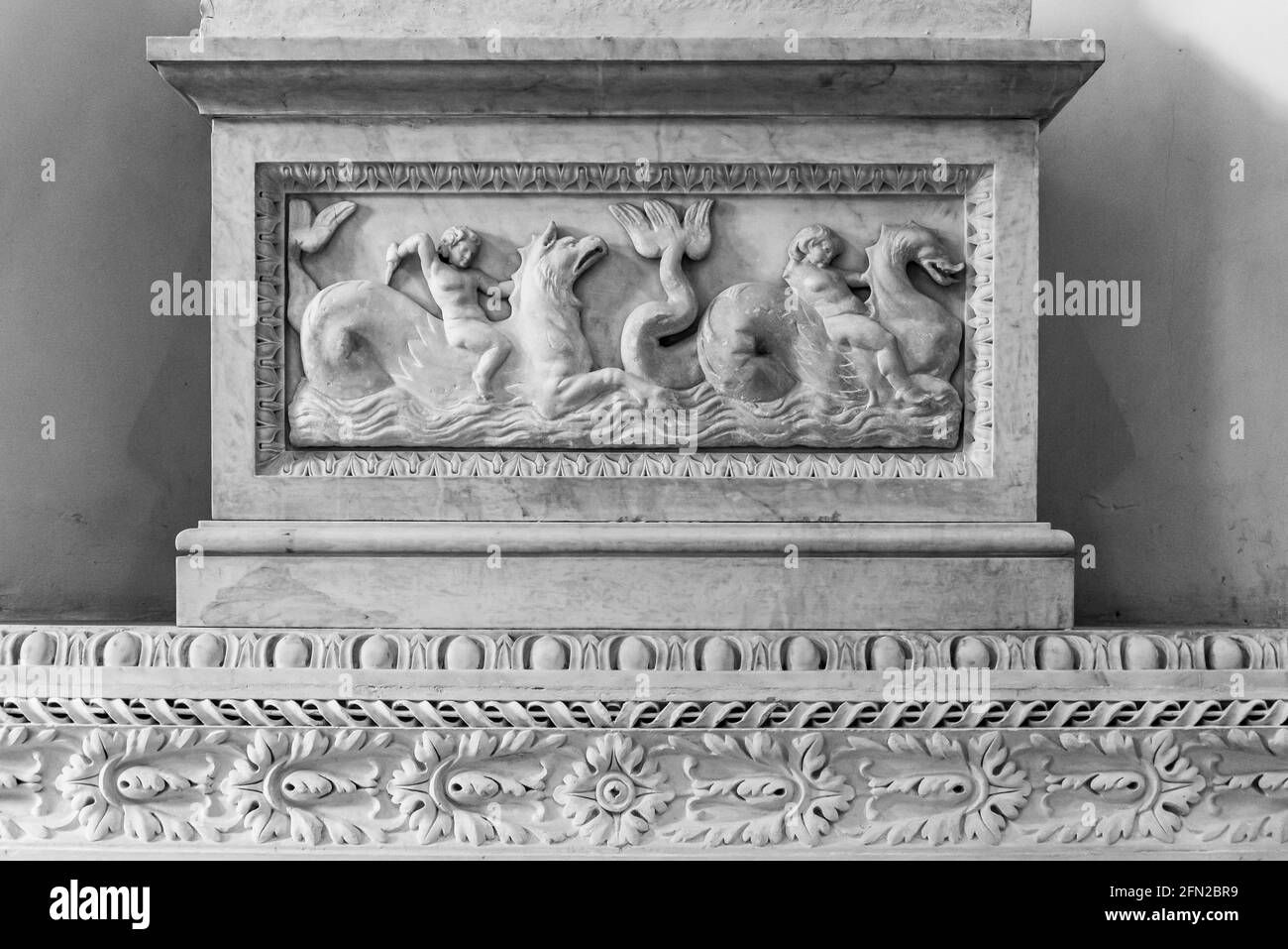 Photo noir et blanc de la scène mythologique sculptée sur un ancienne pièce de marbre Banque D'Images