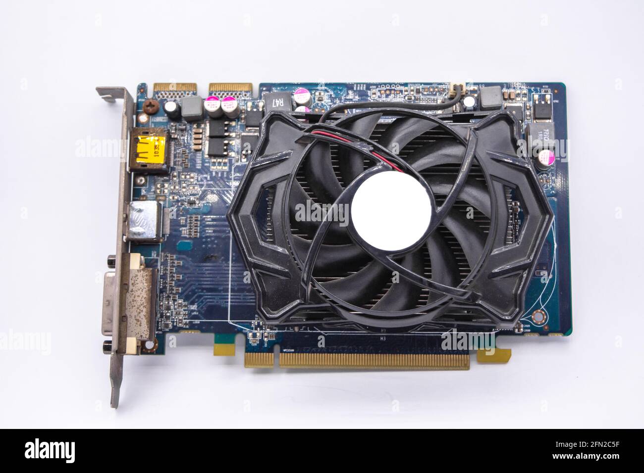 Carte graphique d'ordinateur ou carte d'affichage et circuits : DVI, connecteurs de port d'affichage isolés sur fond blanc. Banque D'Images