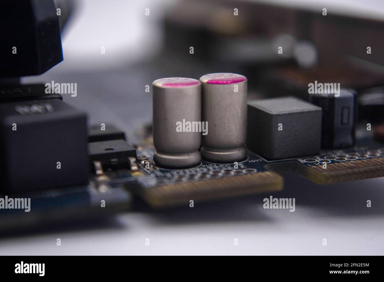 Carte graphique d'ordinateur ou carte d'affichage et circuits : DVI, connecteurs de port d'affichage isolés sur fond blanc. Banque D'Images