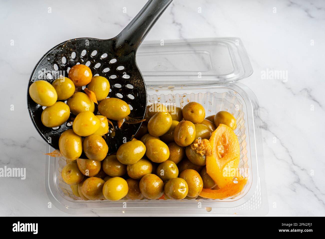 Olives marinées isolées sur fond blanc Banque D'Images