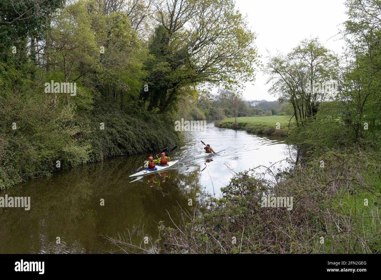 Sur une étendue d'eau entre East Lock et Hartlake Bridge, des canoéistes d'âge moyen aident à recueillir des fonds pour ceux qui souffrent de SSPT et d'autres problèmes de santé mentale, pour l'organisme de bienfaisance des anciens combattants militaires, combat stress, en pagayant une distance d'endurance sur la rivière Medway jusqu'à Tonbridge, près de Golden Green dans le Kent, Le 2 mai 2021, à Golden Green, Angleterre. Banque D'Images
