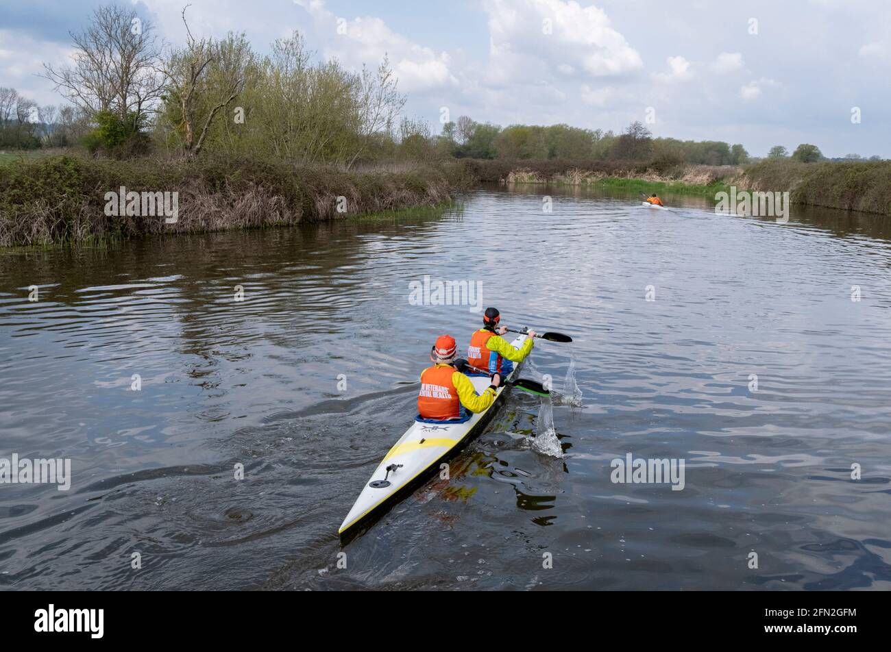Sur une étendue d'eau entre East Lock et Hartlake Bridge, des canoéistes d'âge moyen aident à recueillir des fonds pour ceux qui souffrent de SSPT et d'autres problèmes de santé mentale, pour l'organisme de bienfaisance des anciens combattants militaires, combat stress, en pagayant une distance d'endurance sur la rivière Medway jusqu'à Tonbridge, près de Golden Green dans le Kent, Le 2 mai 2021, à Golden Green, Angleterre. Banque D'Images