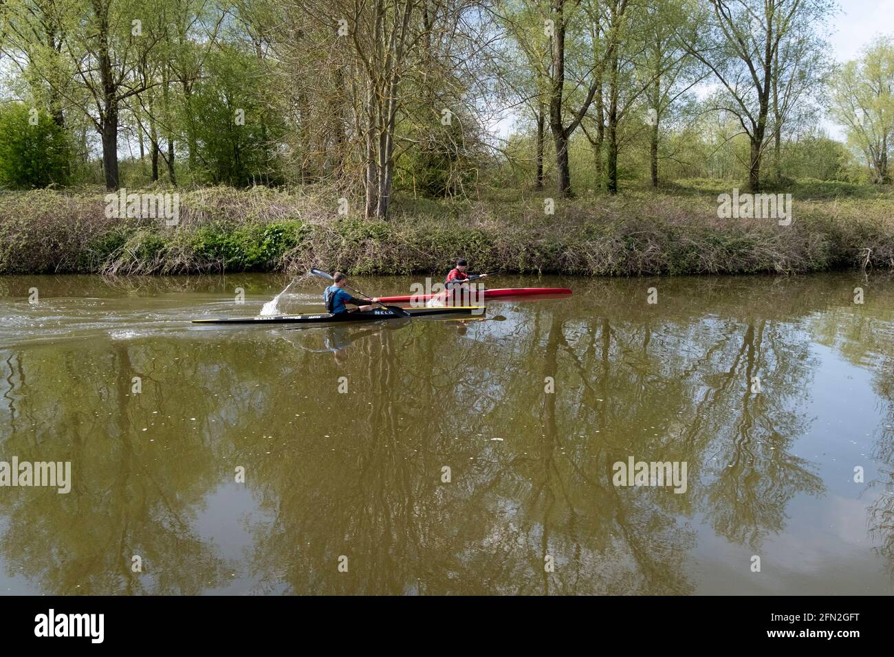Sur une étendue d'eau entre East Lock et Hartlake Bridge, des canoéistes d'âge moyen aident à recueillir des fonds pour ceux qui souffrent de SSPT et d'autres problèmes de santé mentale, pour l'organisme de bienfaisance des anciens combattants militaires, combat stress, en pagayant une distance d'endurance sur la rivière Medway jusqu'à Tonbridge, près de Golden Green dans le Kent, Le 2 mai 2021, à Golden Green, Angleterre. Banque D'Images