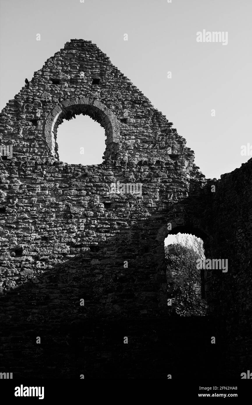 Monochrome, noir et blanc de la fin de la Gable de la pierre en ruines du XIIe siècle Norman House, Richard Baldwin 2n comte de Devon Christchurch Royaume-Uni Banque D'Images