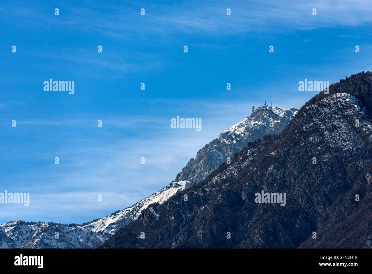 Chaîne de montagne enneigée du Monte Bondone en hiver (2180 m) vue de la ville de trente, vallée de l'Adige, Trentin-Haut-Adige, Italie, Europe. Banque D'Images