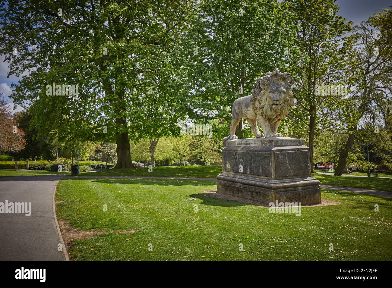 Lion Monument, The Arboretum Park, Lincoln, Lincolnshire, Royaume-Uni Statue du lion. 1872. Par Austin & Seeley. Présenté par FJ Clarke. Figure de composition, lar Banque D'Images