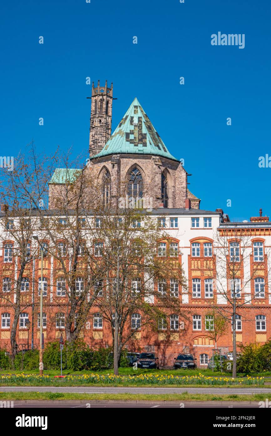 Chapelle Maria Magdalena, Église Saint-Petri et Église évangélique au printemps avec des fleurs à Magdebourg, Allemagne, au soleil et au ciel bleu Banque D'Images