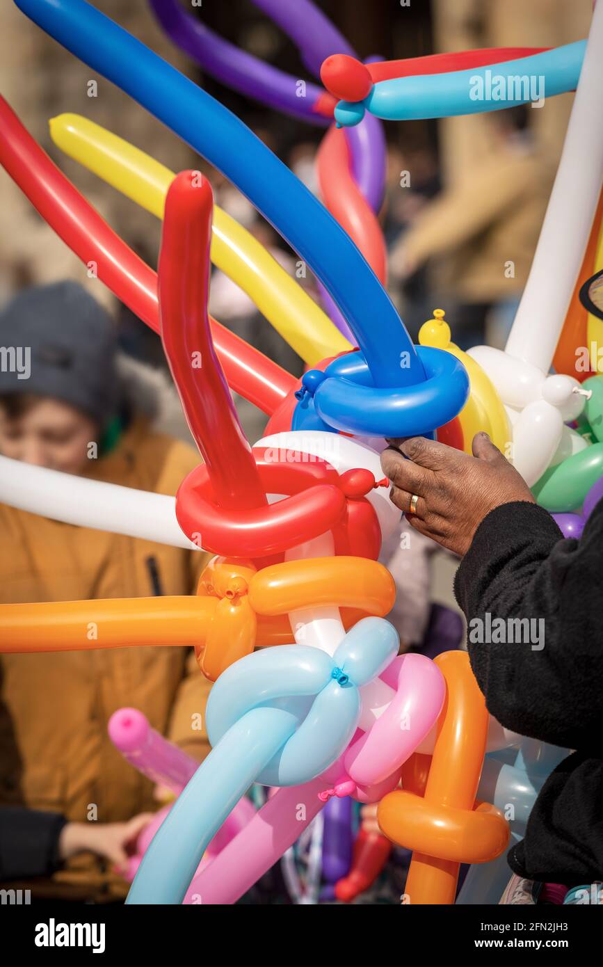 Vendeur de ballons avec des ballons multicolores en forme d'épée et de  coeur pendant le Carnaval de Bologne, Emilia Romagna, Italie, Europe Photo  Stock - Alamy