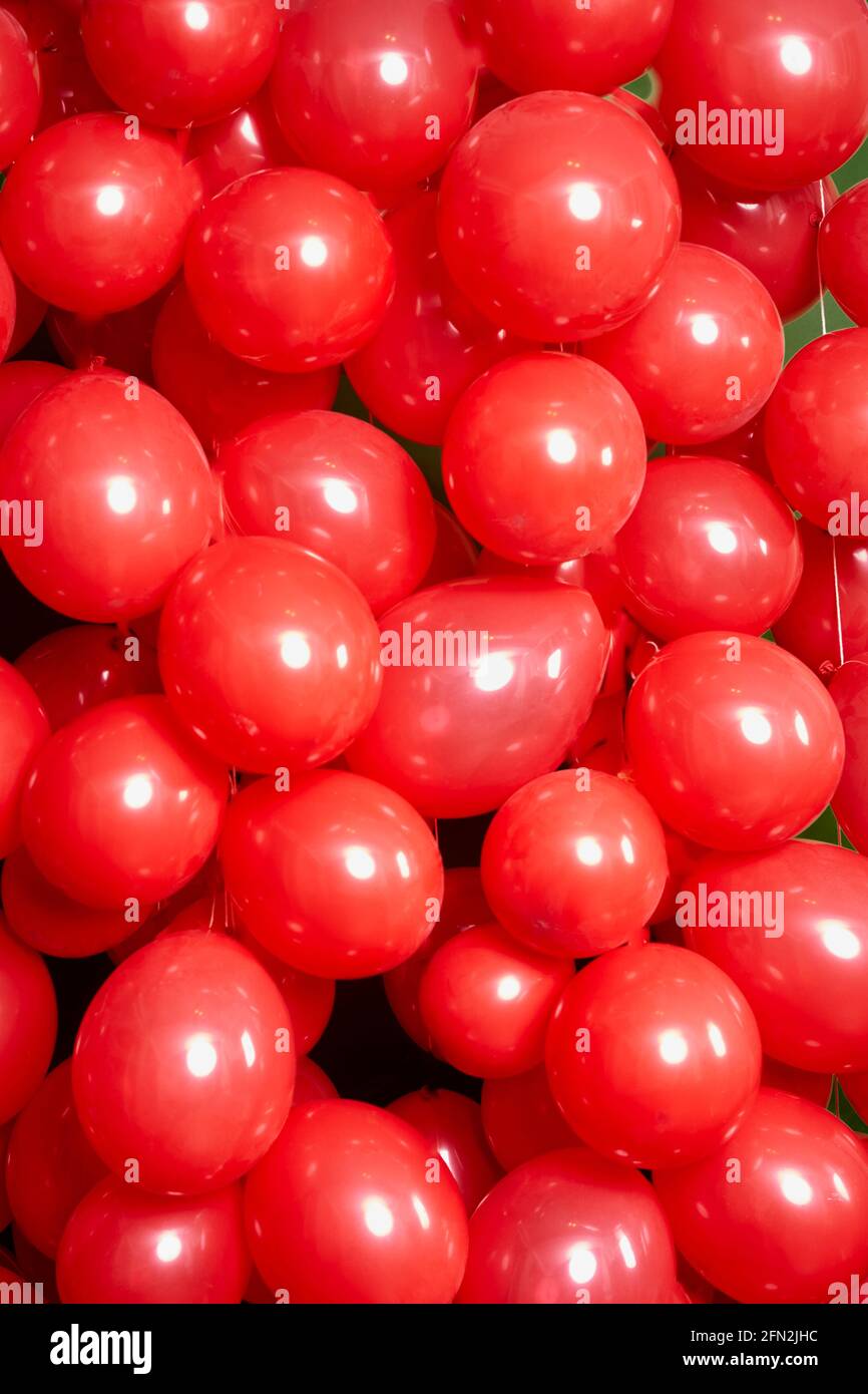 Il y a beaucoup de balons rouges, un bel arrière-plan Banque D'Images