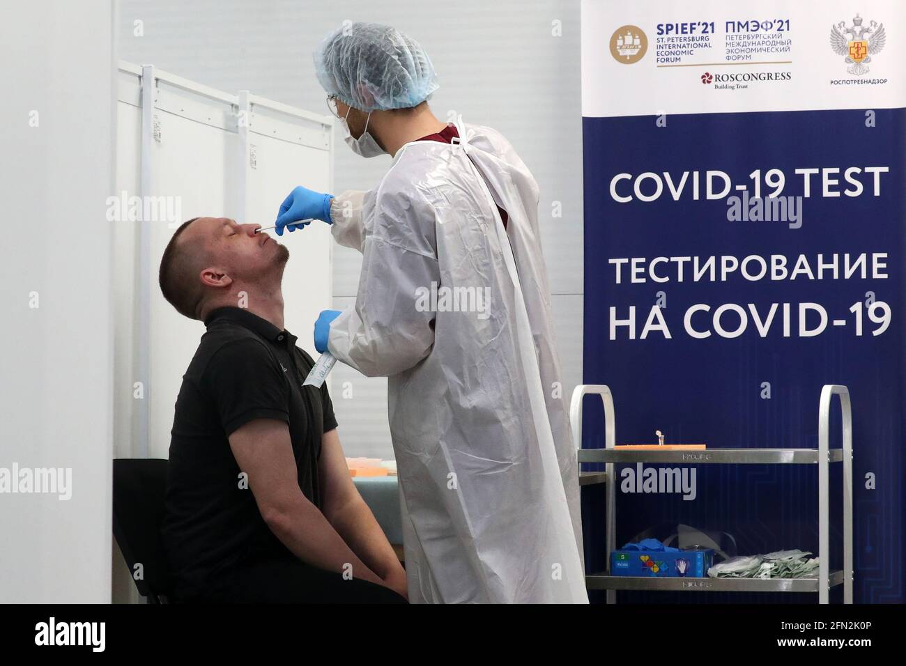 Saint-Pétersbourg, Russie. 13 mai 2021. Un travailleur ...