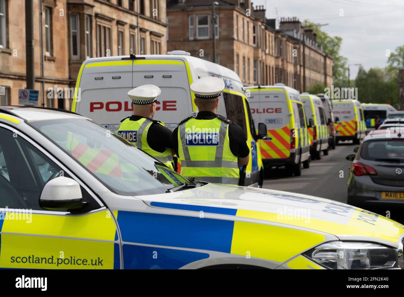 Glasgow, Écosse, Royaume-Uni. 13 mai 2021. Les manifestants se rassemblent à Pollokshields pour empêcher la déportation de personnes de leur foyer. Une forte présence policière se poursuit avec une opposition tendue entre la police et les manifestants qui sont assis dans la rue Kenmure qui bloque l'accès. Crédit : Iain Masterton/Alay Live News Banque D'Images