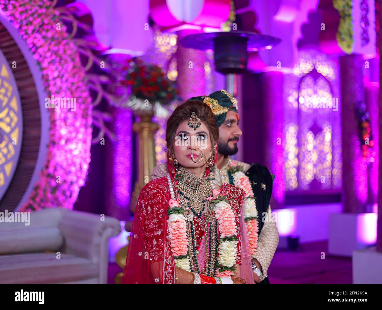 magnifique superbe mariée indienne et robe traditionnelle de marié posent sur leur cérémonie de mariage. Banque D'Images