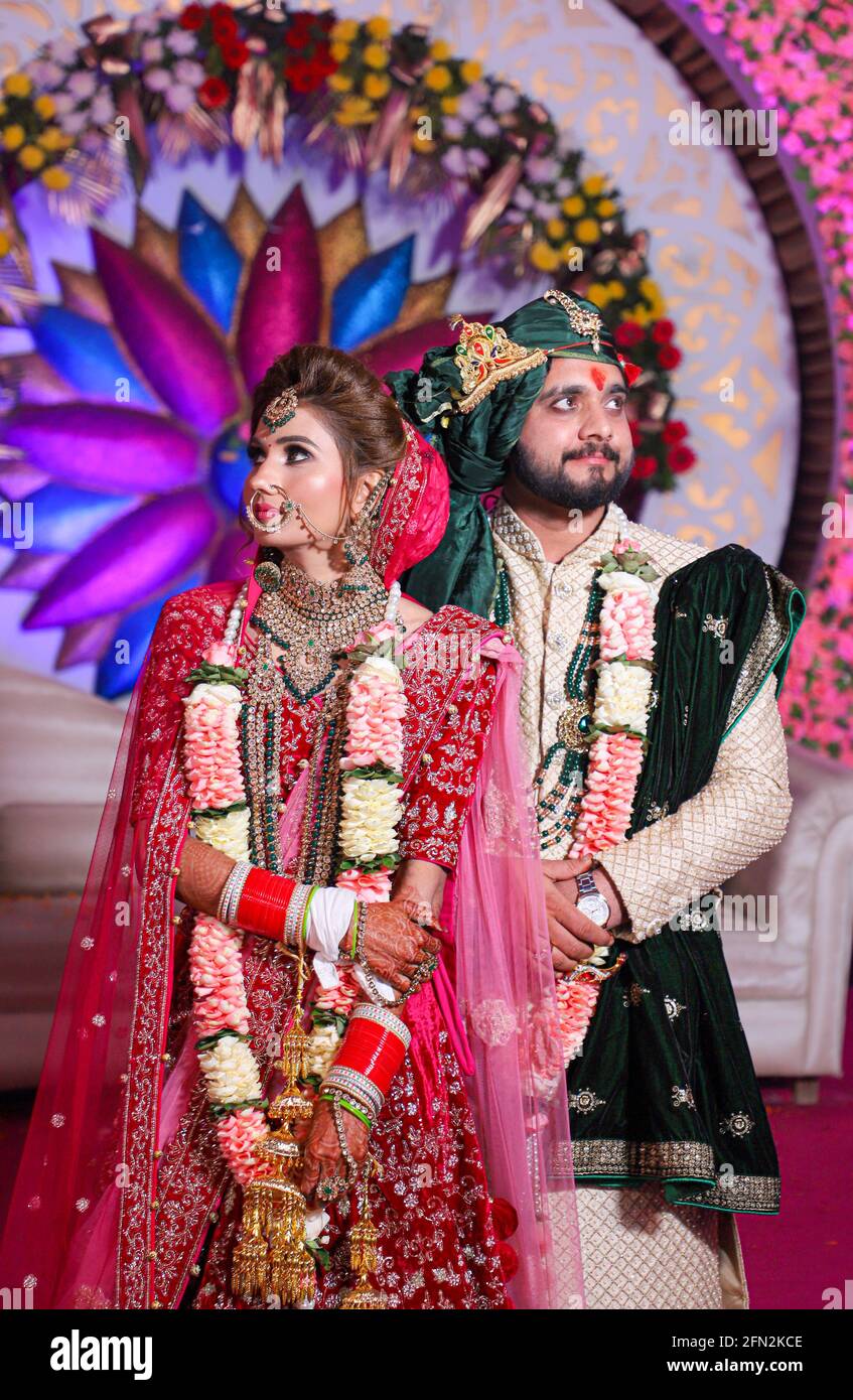 magnifique superbe mariée indienne et robe traditionnelle de marié posent sur leur cérémonie de mariage. Banque D'Images