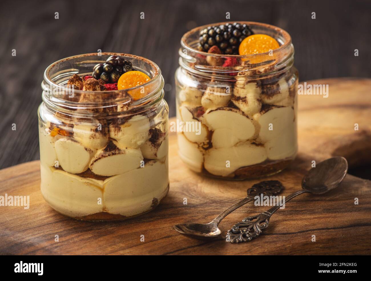 Dessert tiramisu fait maison dans des pots en verre Photo Stock - Alamy