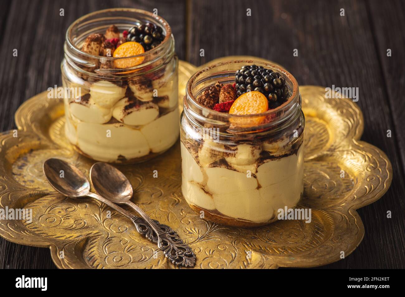 Dessert tiramisu fait maison dans des pots en verre. Banque D'Images