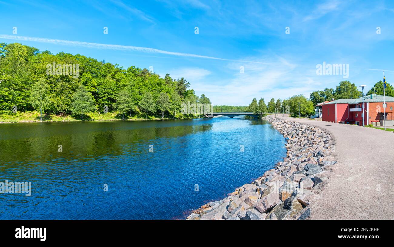 Vue panoramique sur la rive de Lagan près de la petite ville de Stromsnasbruk. Suède, Scandinavie, Europe Banque D'Images