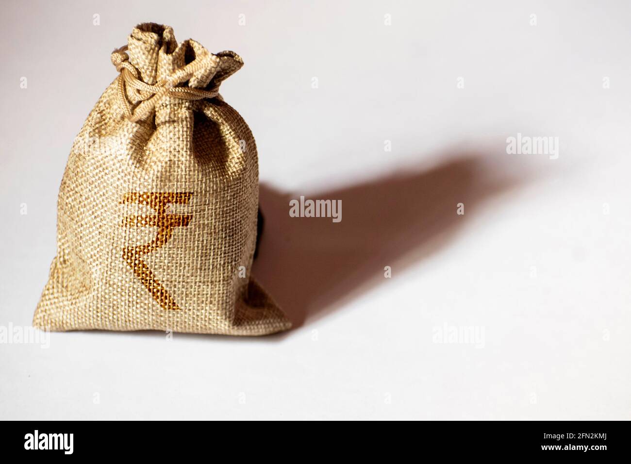 Sac d'argent avec symbole roupie isolé sur fond blanc Banque D'Images