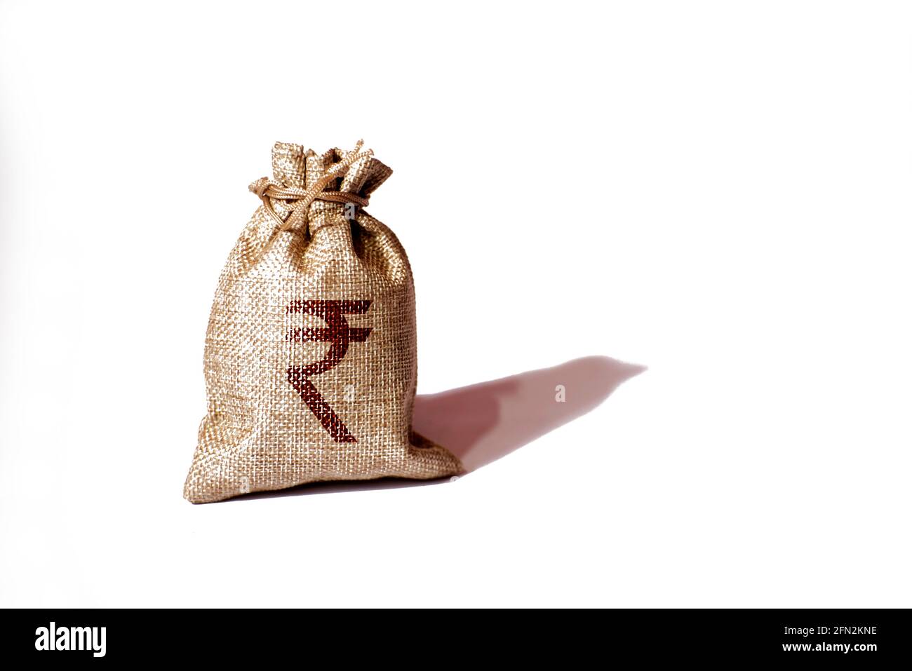 Sac d'argent avec symbole roupie isolé sur fond blanc Banque D'Images