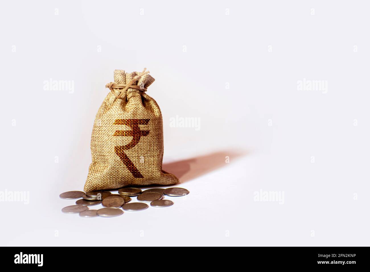 Sac d'argent avec symbole roupie isolé sur fond blanc Banque D'Images