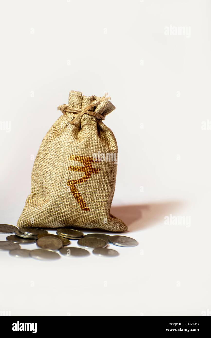 Sac d'argent avec symbole roupie isolé sur fond blanc Banque D'Images