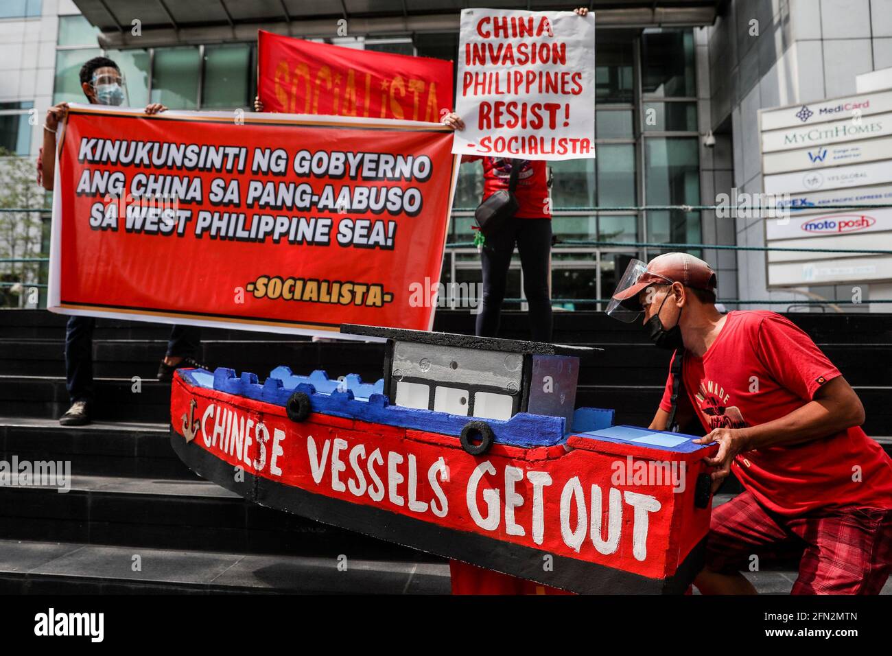 Les militants philippins détiennent des pancartes contre la poursuite de l’occupation chinoise des îles en mer de Chine méridionale, alors qu’ils protestent devant le consulat chinois de la ville de Makati, dans la métropole de Manille. Les manifestants ont appelé le gouvernement à agir rapidement et à défendre la souveraineté nationale à la suite de la présence croissante de la Chine dans les îles et les récifs disputés en mer de Chine méridionale, où des navires chinois censés être exploités par des milices ont été repérés dans les eaux territoriales des Philippines. Philippines. Banque D'Images