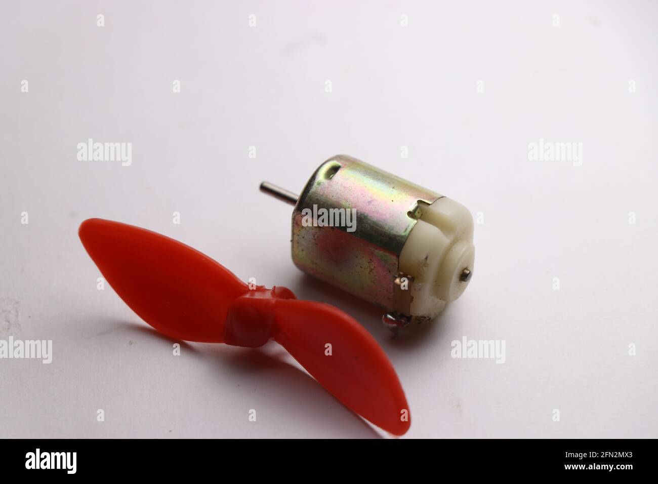 Jouet DC moteur qui se trouve couramment dans les jouets radiocommandés. Petit moteur cc avec hélice pour réaliser des mini projets électroniques Banque D'Images