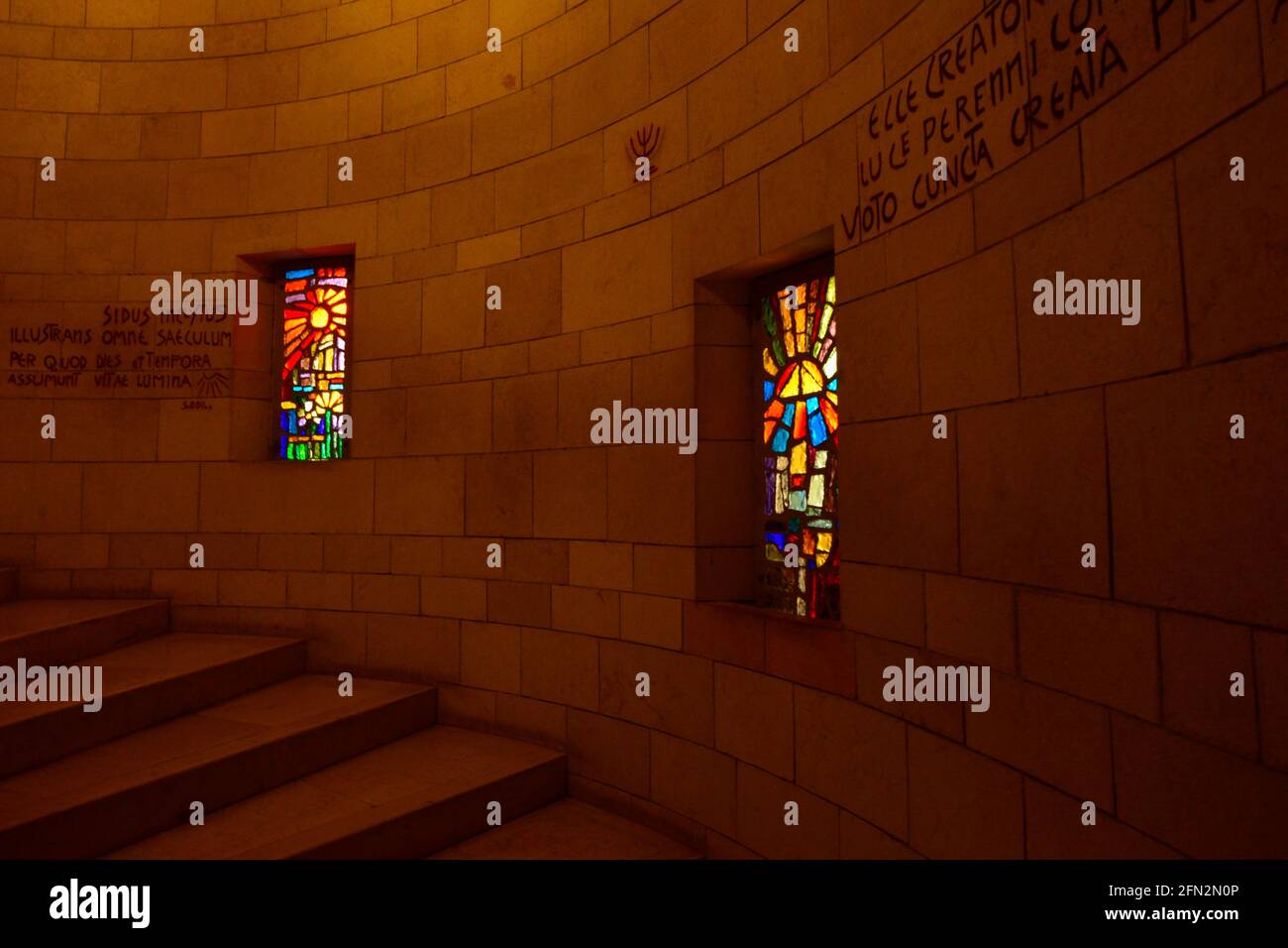 Escalier en pierre et vitraux, intérieur de la basilique de l'Annonciation ou église de l'Annonciation à Nazareth, Israël Banque D'Images