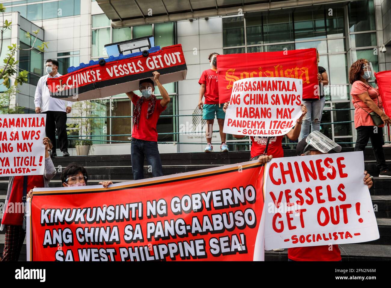 Les militants philippins détiennent des pancartes contre la poursuite de l’occupation chinoise des îles en mer de Chine méridionale, alors qu’ils protestent devant le consulat chinois de la ville de Makati, dans la métropole de Manille. Les manifestants ont appelé le gouvernement à agir rapidement et à défendre la souveraineté nationale à la suite de la présence croissante de la Chine dans les îles et les récifs disputés en mer de Chine méridionale, où des navires chinois censés être exploités par des milices ont été repérés dans les eaux territoriales des Philippines. Philippines. Banque D'Images