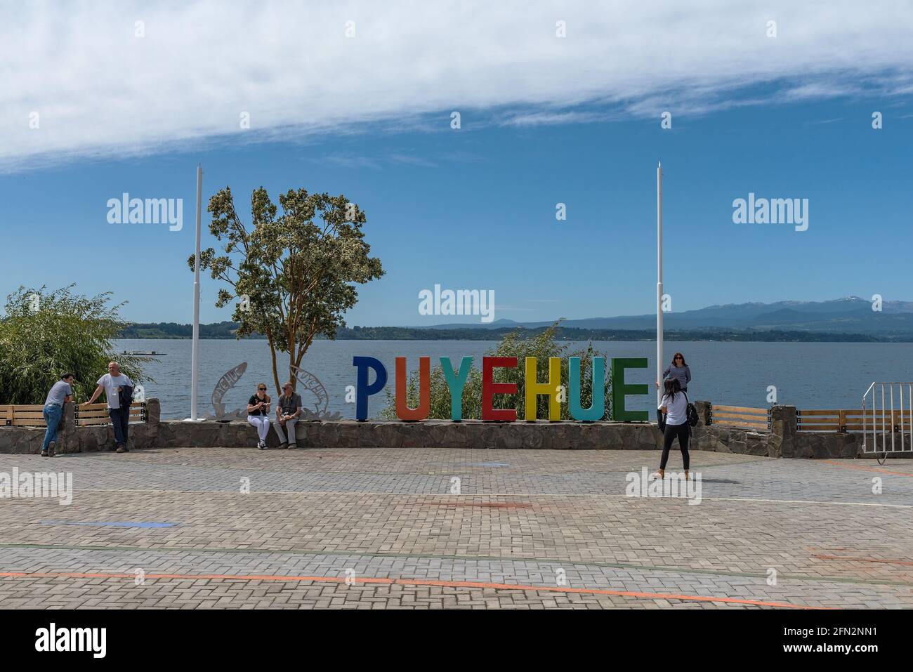 Puyehue lettres Monument sur les rives du lac Rupanco, Chili Banque D'Images