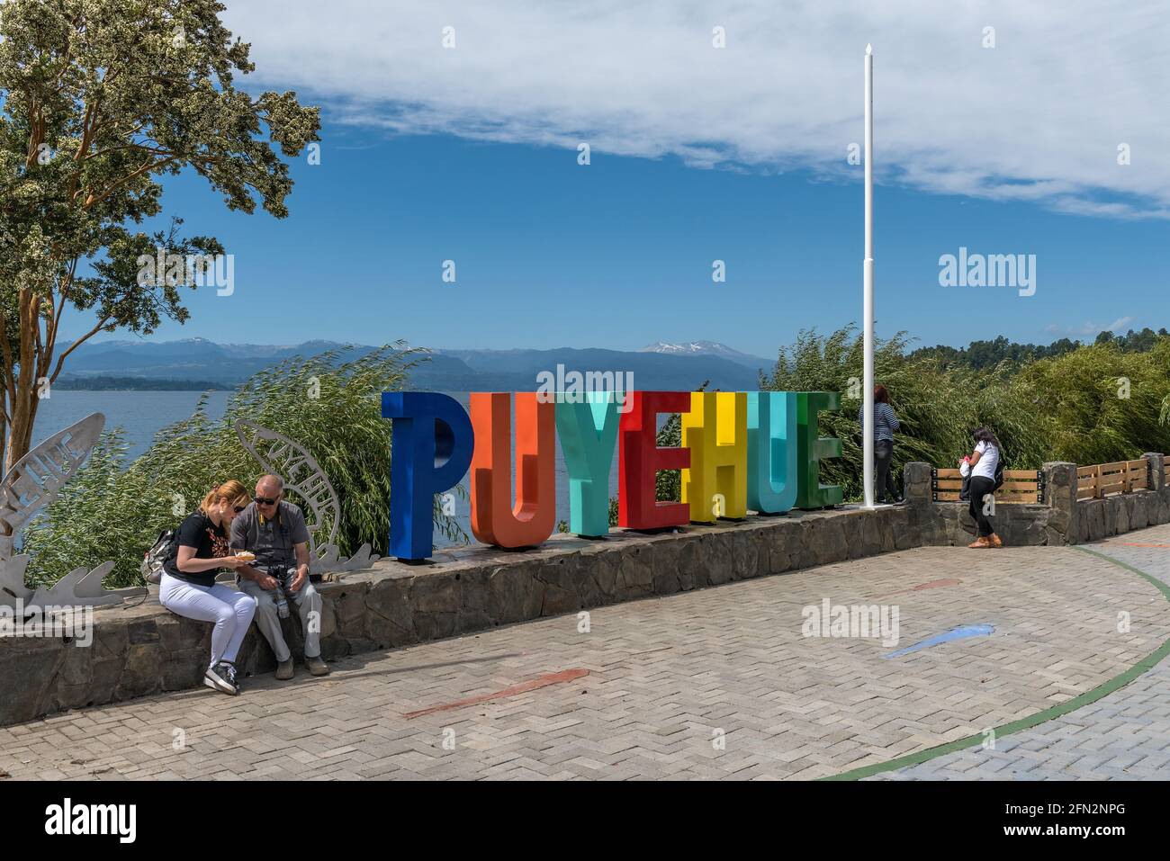 Puyehue lettres Monument sur les rives du lac Rupanco, Chili Banque D'Images