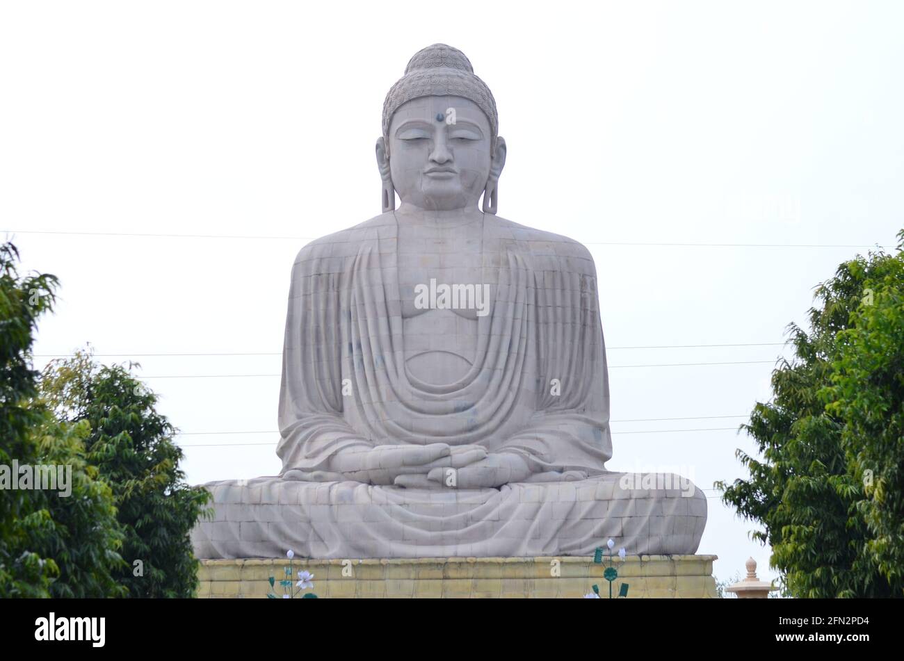 Grande statue de Bouddha à Bodh Gaya, Inde avec un ciel clair et lumineux en arrière-plan Banque D'Images