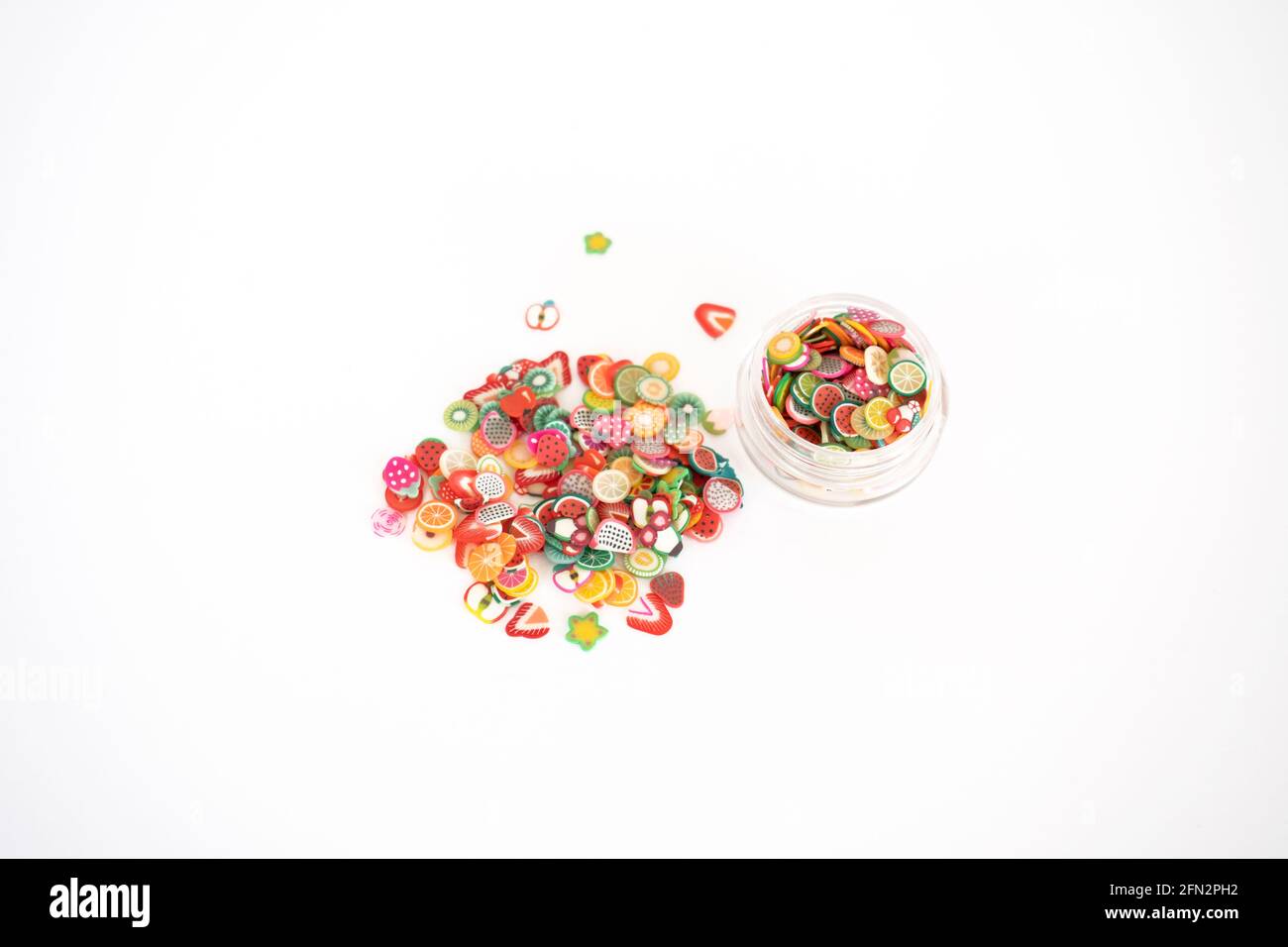 Fruits en argile polymère faits pour l'art des ongles sur fond blanc. Banque D'Images