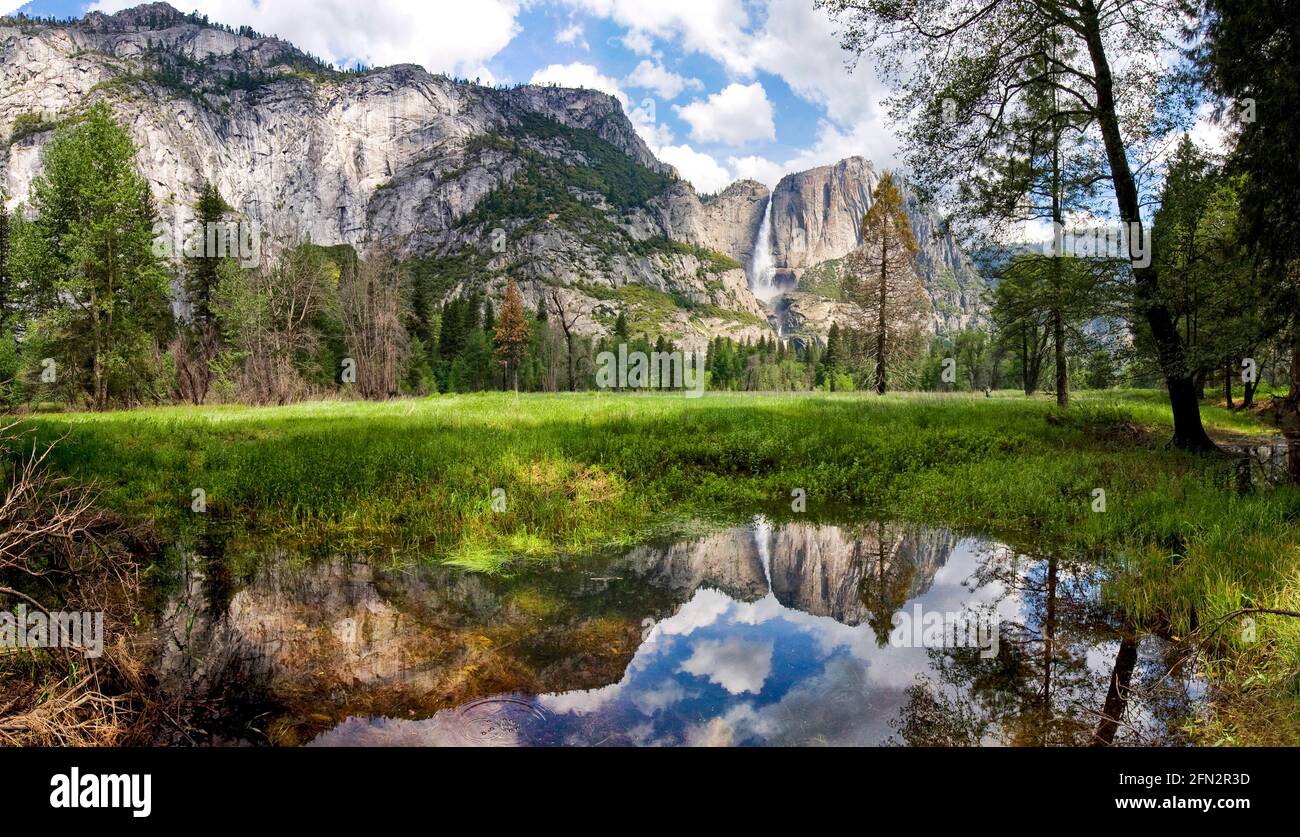 Montagnes et cascade se reflétant dans l'eau, Yosemite, Californie, Amérique, Etats-Unis Banque D'Images