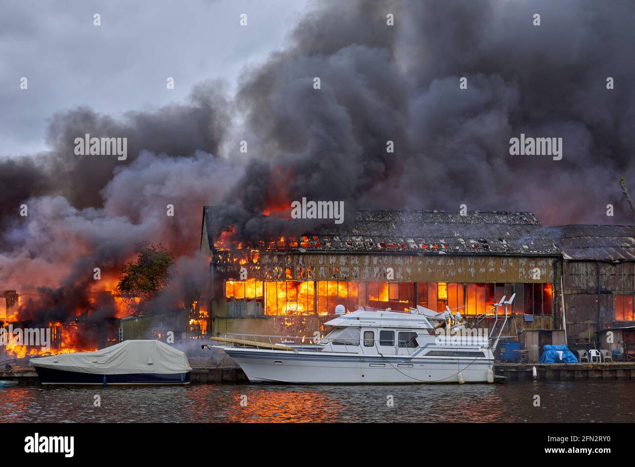 Incendie d'Eyot de Platt du 3 mai 2021 qui a détruit le hangar à bateaux d'Otter Marine et le navire d'évacuation de Dunkerque Lady gay. La Tamise à Hampton, M Banque D'Images