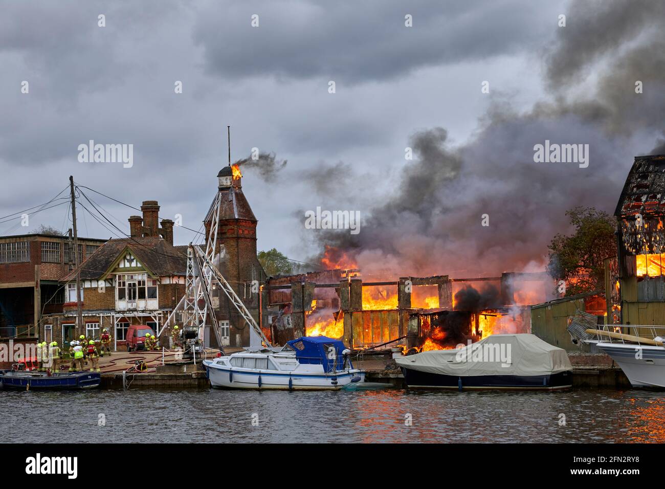 Pompiers à l'Eyot de Platt incendie du 3 mai 2021 qui a détruit le hangar à bateaux d'Otter Marine et le navire d'évacuation de Dunkerque Lady gay. La rivière Banque D'Images