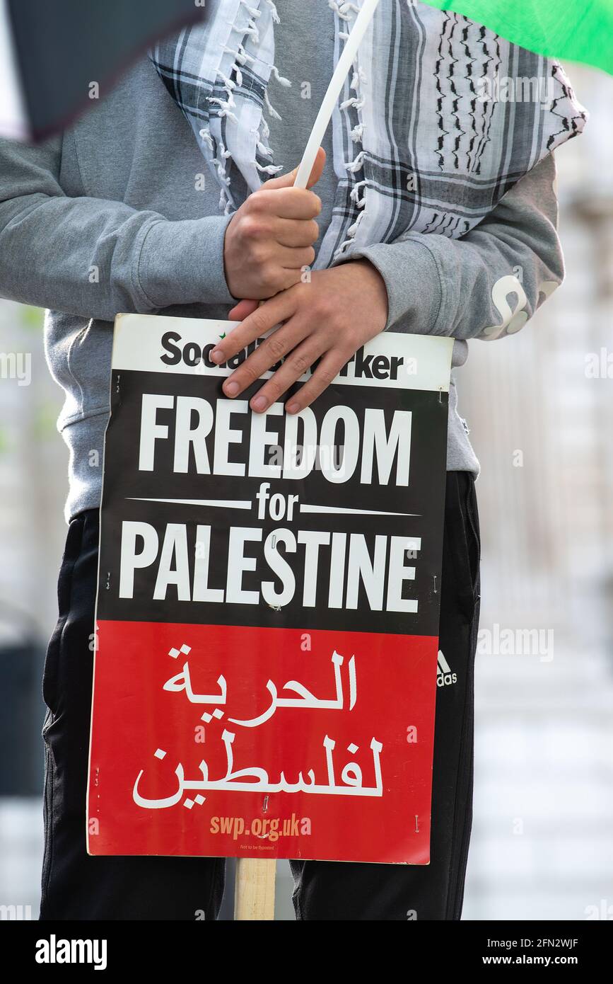 Manifestant au rassemblement de Save Sheikh Jarrah pour une Palestine libre, exhortant le gouvernement britannique à prendre des mesures et à cesser de permettre à Israël d'agir en toute impunité. Banque D'Images