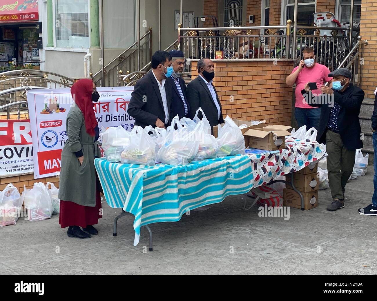 Une table extérieure dans un centre islamique du quartier de Kensington à Brooklyn, NY distribue des produits d'épicerie aux personnes qui en ont besoin pendant la fermeture des affaires de Covid-19 et la situation de chômage à New York. Banque D'Images