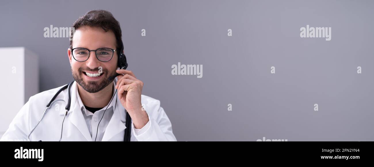 Bonne réceptionniste de l'hôpital avec micro-casque. Portrait de conférence d'appel de médecin Banque D'Images