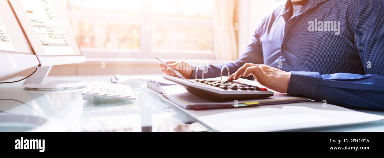 Comptabilité financière. Homme utilisant le calculateur pour le calcul de la facture de taxe Banque D'Images