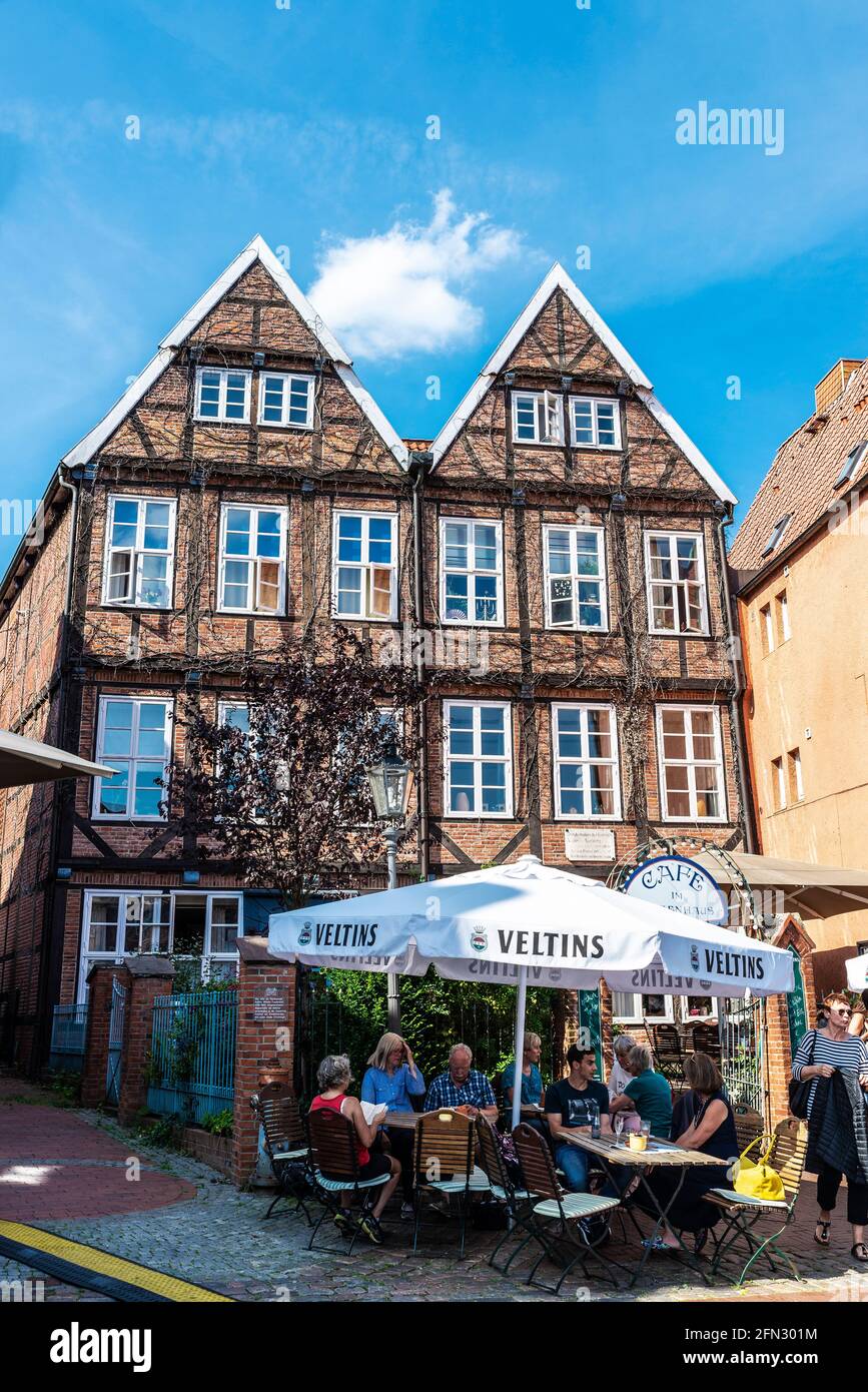 Hansestadt Stade, Allemagne - 22 août 2019 : terrasse d'un bar avec des personnes buvant à Hansestadt Stade, Basse-Saxe, Allemagne Banque D'Images