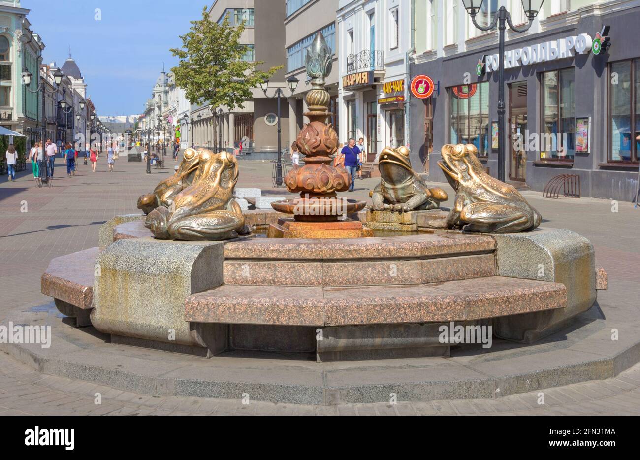 Kazan, Russie - 25 août 2016 : Fontaine avec grenouilles sur la rue Bauman. L'auteur de la composition sculpturale I. Bashmakov. Banque D'Images