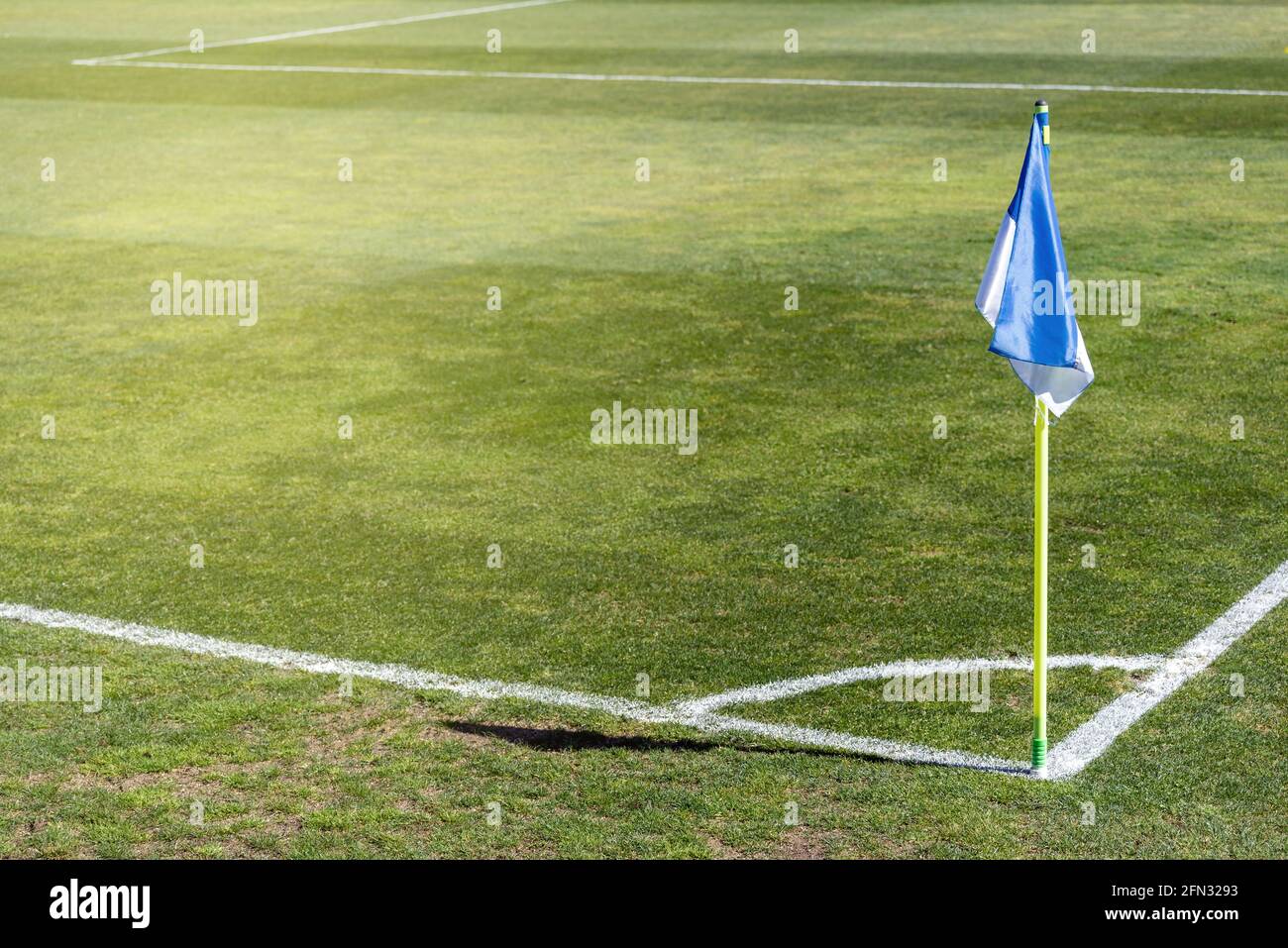 Drapeau d'angle dans un terrain de football sur un terrain d'herbe naturelle. Banque D'Images